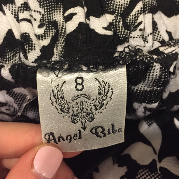 LF Black and White Floral Shorts - Picture 3 of 3