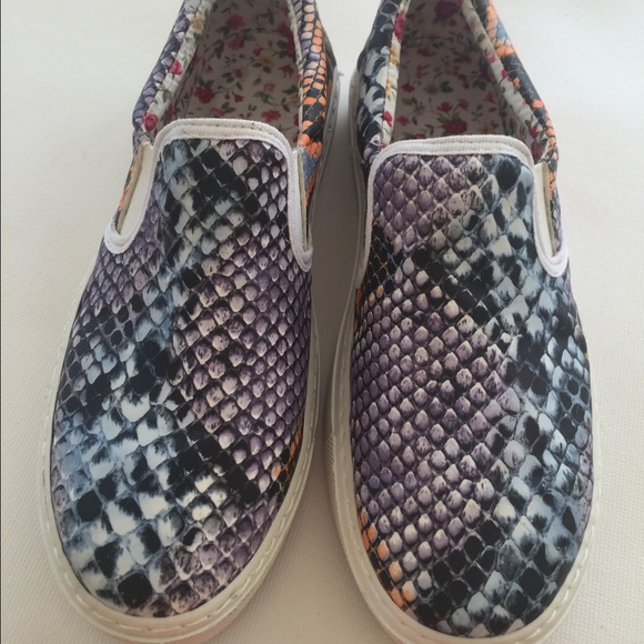 Sneakers  size 6 - Picture 1 of 4