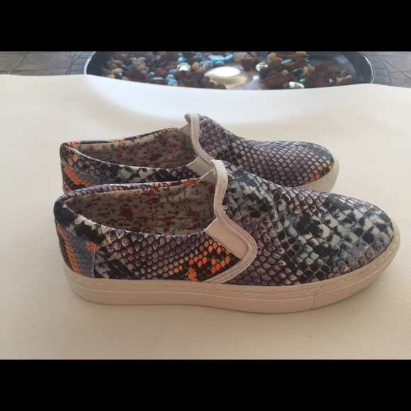 Sneakers  size 6 - Picture 3 of 4