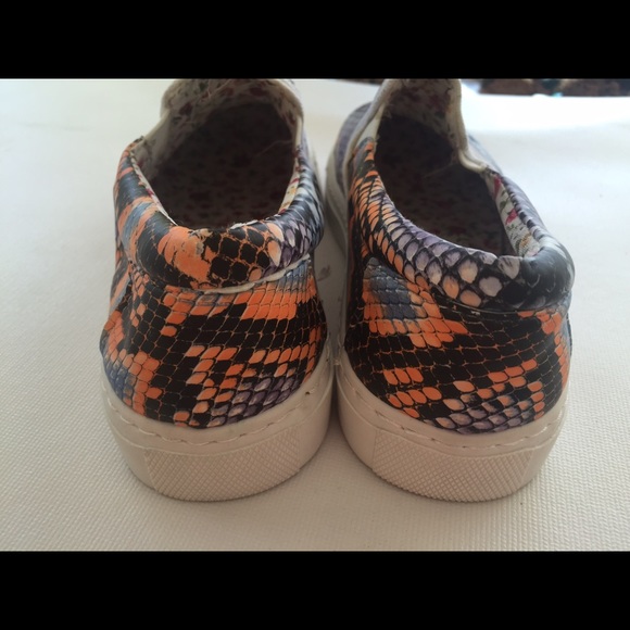 Sneakers  size 6 - Picture 2 of 4