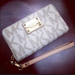 Michael Kors Phone Wallet✨