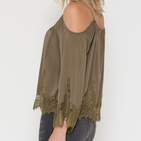 LAST CALL Cold shoulder lace top - Picture 4 of 6