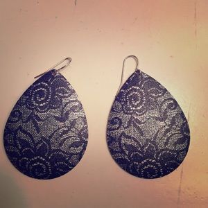 Tear drop matte black and great sparkle earrings