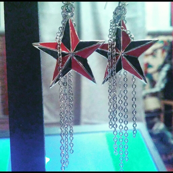 Independent star dangle earrings