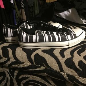 Women's size 9 zebra Converse (Brand new)