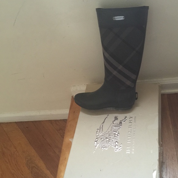 Burberry boots (SOLD‼️‼️‼️)