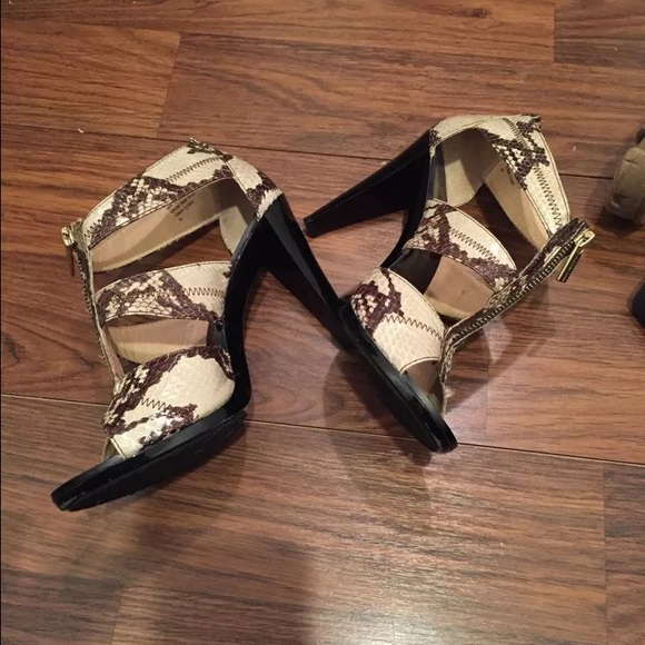 (SOLD)Michael Kors snakeskin heels size 8 - Picture 2 of 4