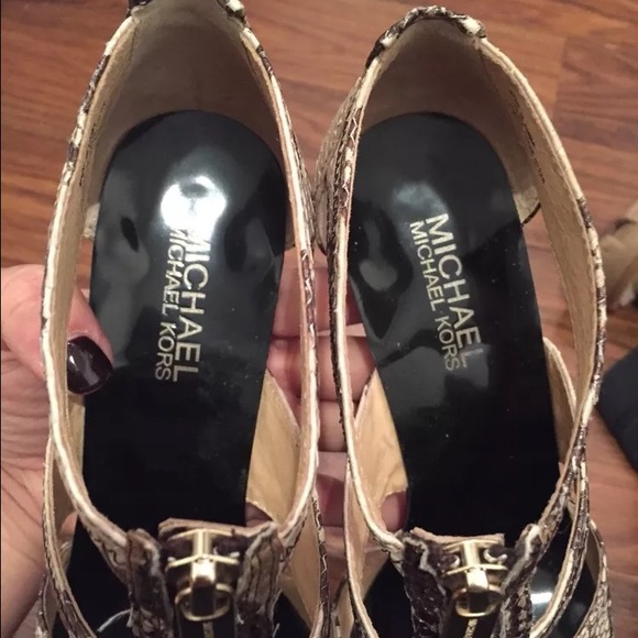 (SOLD)Michael Kors snakeskin heels size 8 - Picture 4 of 4