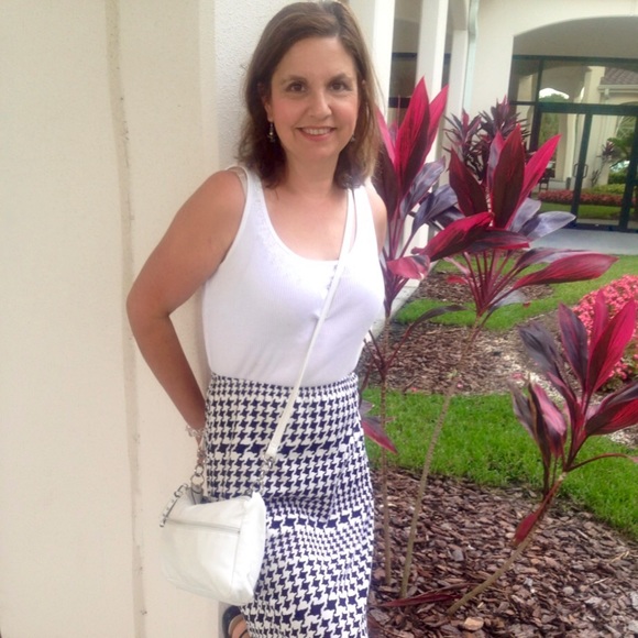 Meet Your Posher, Amy - Picture 2 of 4