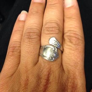 Adjustable spoon ring