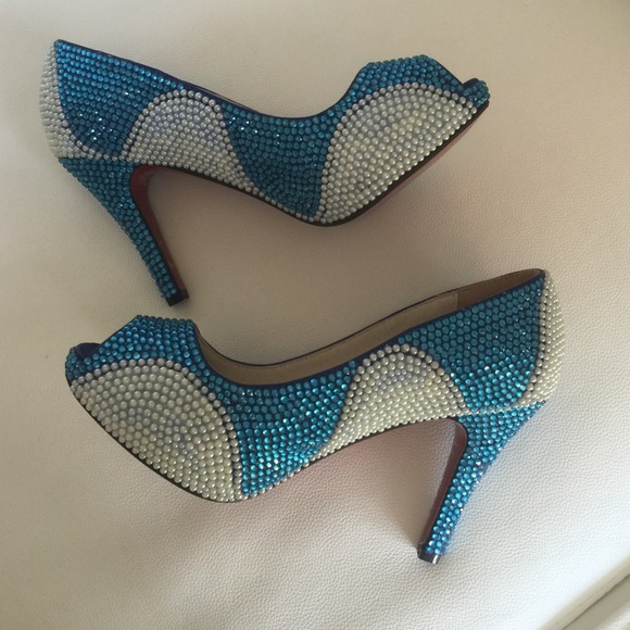 Aqua blue rhinestones with pearl design - Picture 3 of 4