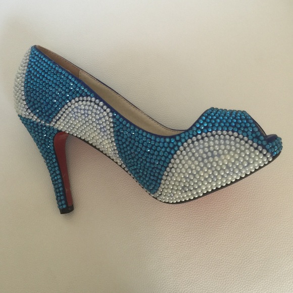 Aqua blue rhinestones with pearl design - Picture 4 of 4