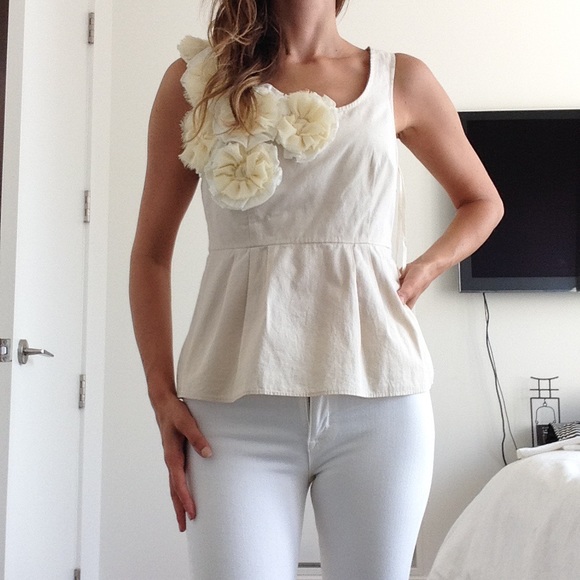 24 HR SALE 💕🌷 Anthropologie Yellow Flower Top