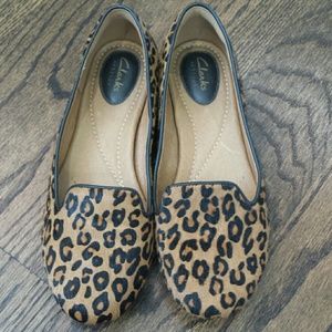 Like new leather Clarks cheetah flats