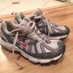 Nike women's sneaker size 7.5