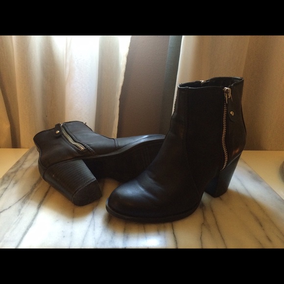 Simply Vera Wang Black Ankle Boots