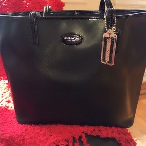 Make An OfferAuth NWT Large Coach Bag Make An OfferAuth NWT Large Coach Bag