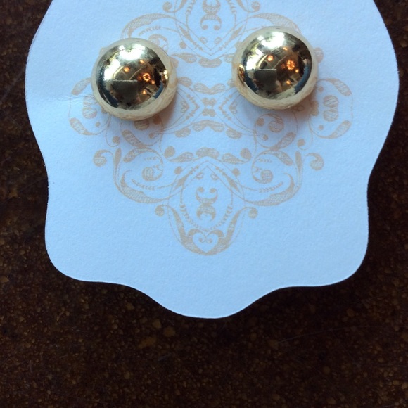 GOLD STUDS