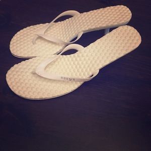 Cute white flip flop heels 👡👙