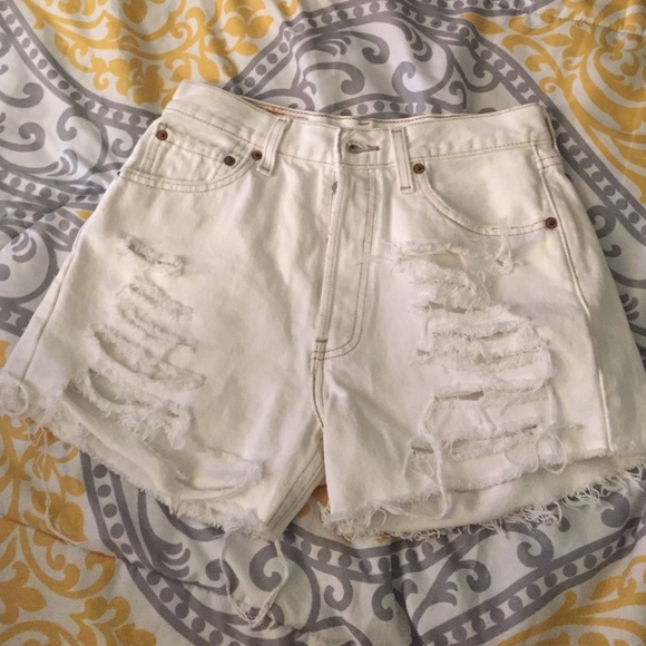 White High waisted Levi Shorts