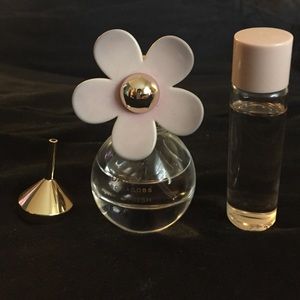 A 3/4 filled Daisy Marc Jacobs perfume with refill