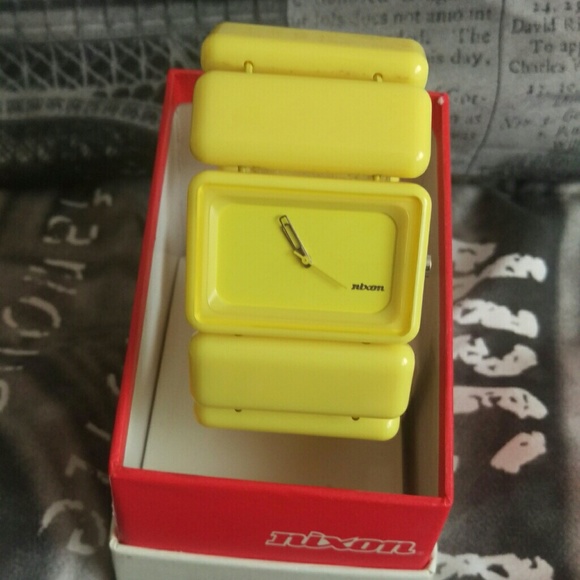 Nixon yellow Vega