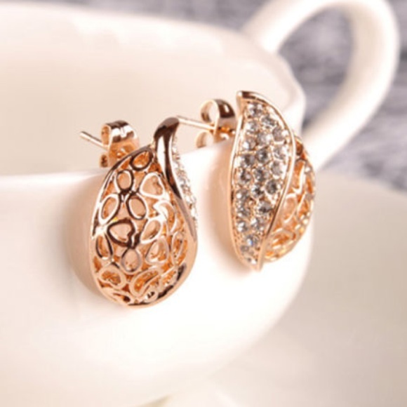 Jewelry - Hollow Golden Leaves Earrings 🍁Qt. 5