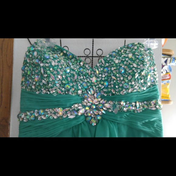 Gorgeous beaded high low gown - Picture 2 of 2