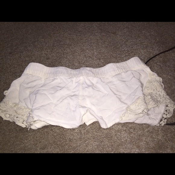 CREAM COLORED COMFY EMPYRE SHORTS