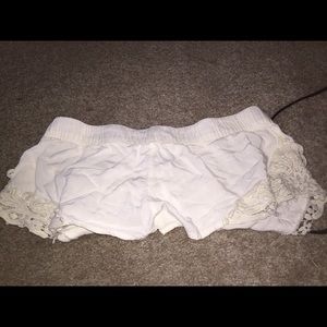 CREAM COLORED COMFY EMPYRE SHORTS