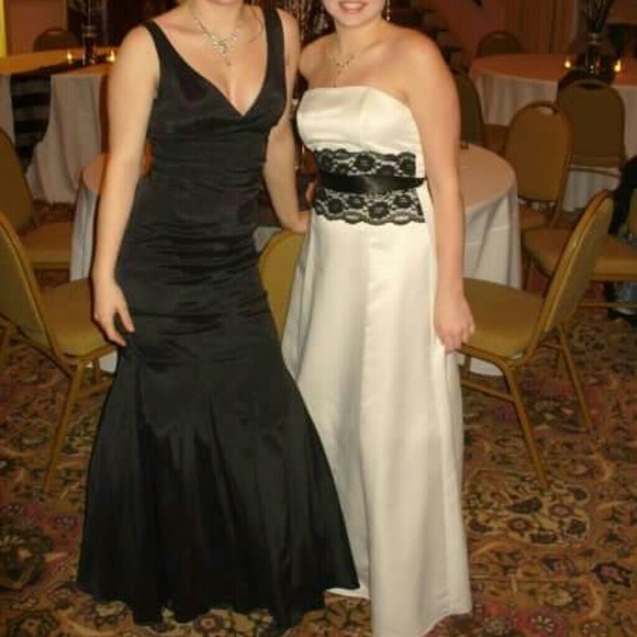 STUNNING black evening gown - Picture 3 of 3