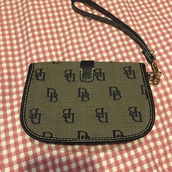 Dooney & Bourke wristlet. - Picture 2 of 3