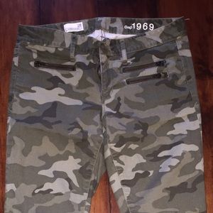 Like new gap camo ankle length jeans. Size 28