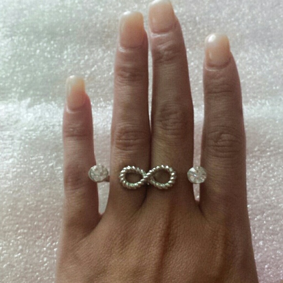 Beautiful infinity 2 finger ring. - Picture 2 of 4