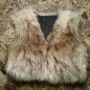 🚫🚫SOLD🚫🚫 BRAND NEW faux fur vest