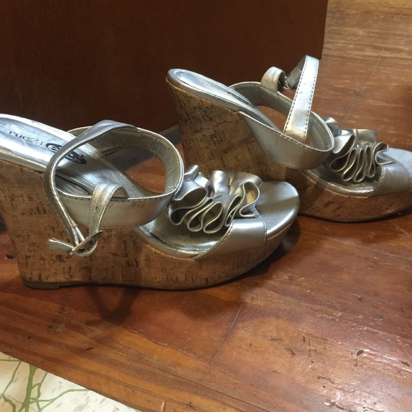 Rue 21 wedge