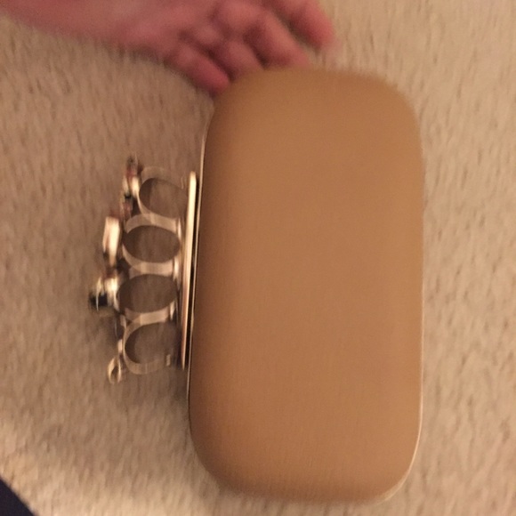 Knuckle clutch purse ❌SOLD❌ - Picture 4 of 4