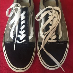 Low top grey & black authentic vans