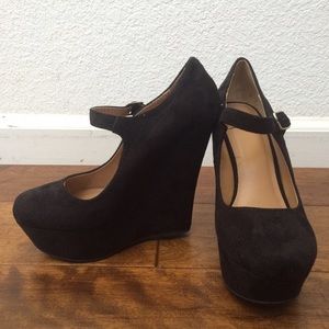 Black pumps
