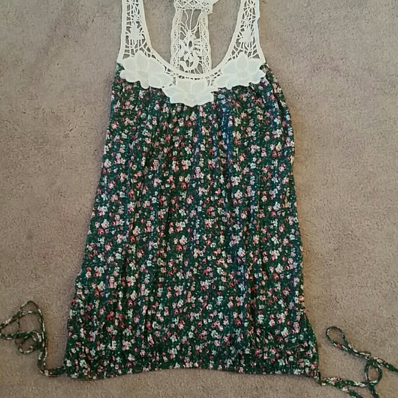 Brand new! Floral Crochet Top - Picture 2 of 4