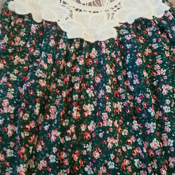 Brand new! Floral Crochet Top - Picture 3 of 4