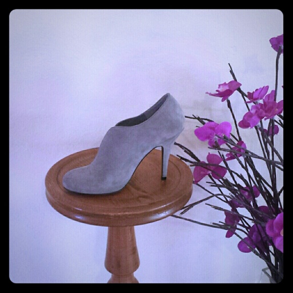 Super cute grey pumps!!