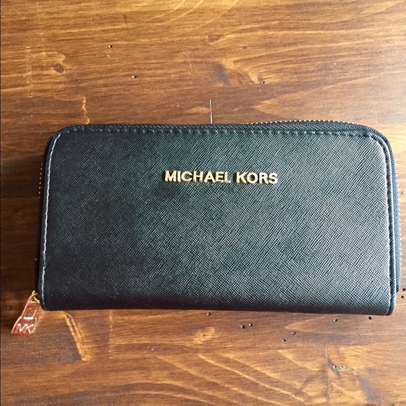 Michael Kors Clutches & Wallets - Michael Kors wallet