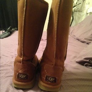 Ugg boots brown, worn but in great condition