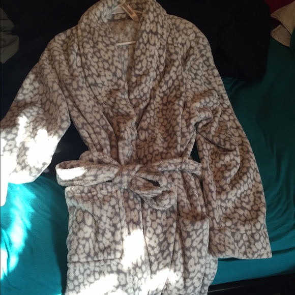 Gilligan & Omalley robe