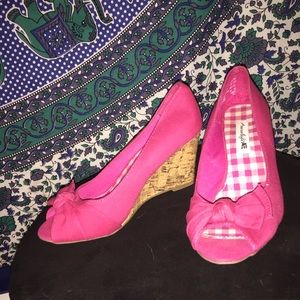 Pink bow wedges