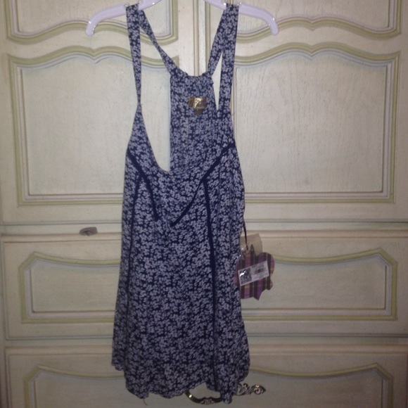 Loose flows navy floral tank top