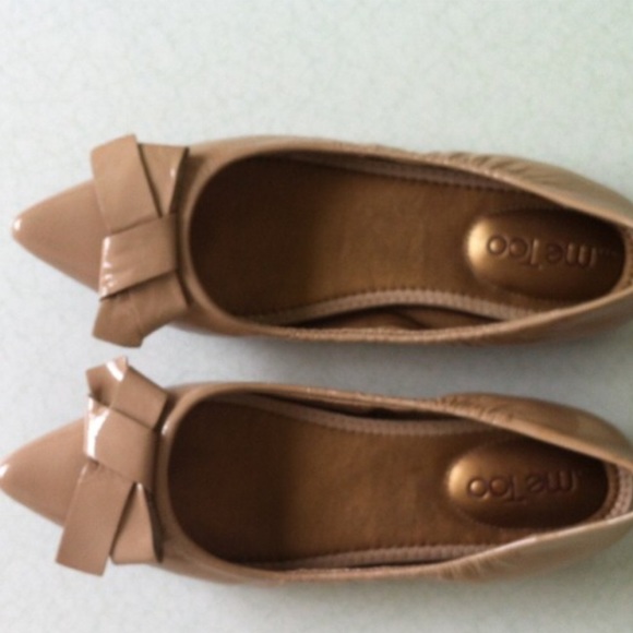 me too Shoes - Nude bow patent leather flats