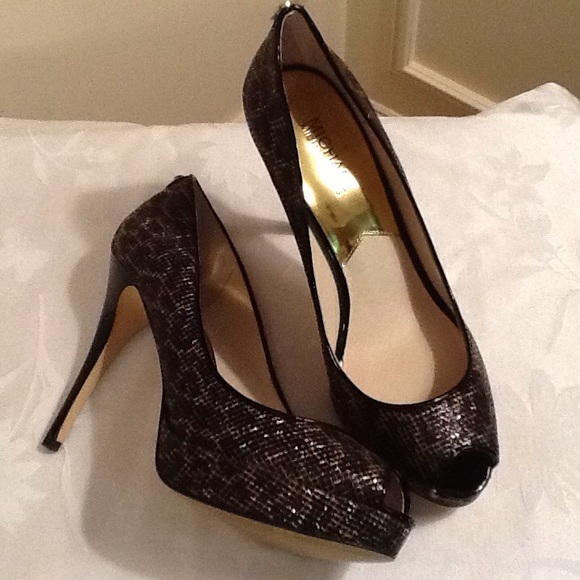 SALE New Michael Kors size 9 Gold &Black Pumps
