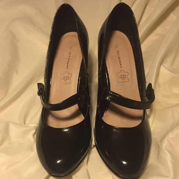 Black patent leather Mary Jane heels